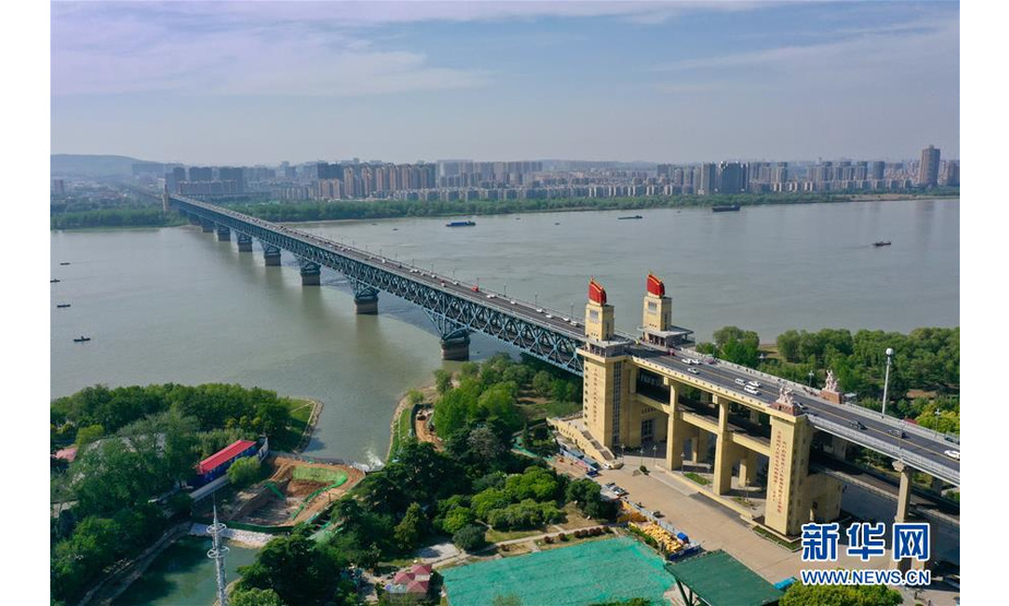 这是4月18日无人机拍摄的南京长江大桥。 新华社记者 李博 摄