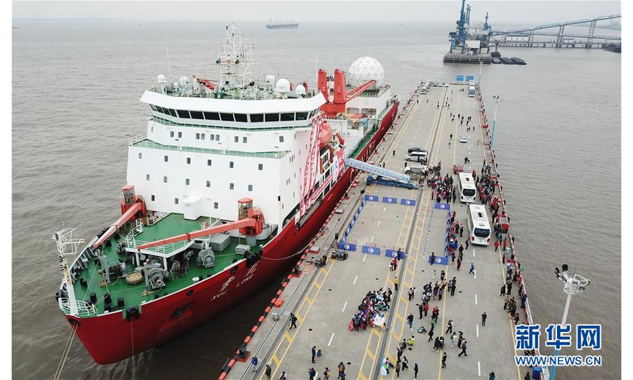 4月21日，“雪龙”号极地科考船停泊在位于上海的中国极地考察国内基地码头（无人机拍摄）。新华社记者 方喆 摄