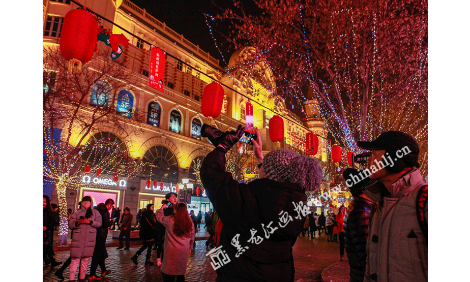 黑龙江画报3月2日讯 3月2日是一年一度的元宵佳节，哈尔滨中央大街举办猜灯谜活动，游客们积极踊跃参加，过节气氛浓烈。黑龙江画报记者 赵刚 摄