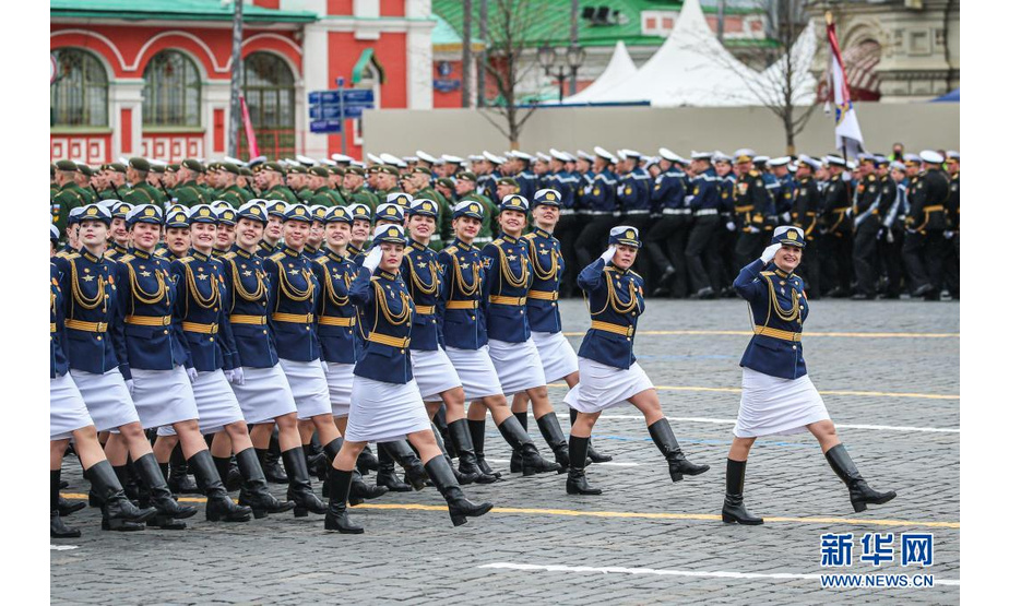 新华社莫斯科5月9日电（记者鲁金博）俄罗斯9日在莫斯科红场举行盛大阅兵式，纪念卫国战争胜利76周年。超过1.2万名俄罗斯各军种受阅人员接受检阅，所有受阅人员都接种了新冠疫苗。图为5月9日，在俄罗斯莫斯科举行的胜利日阅兵式上，女兵列队走过红场。新华社发（叶甫盖尼·西尼岑摄）