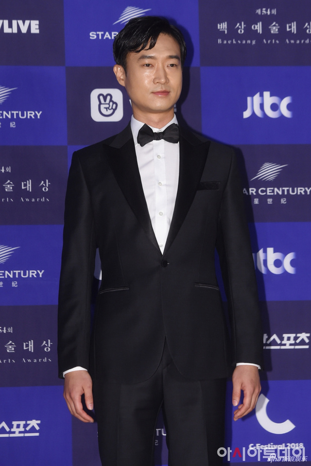 众星亮相54届百想艺术大赏红毯 秀智清纯孙艺