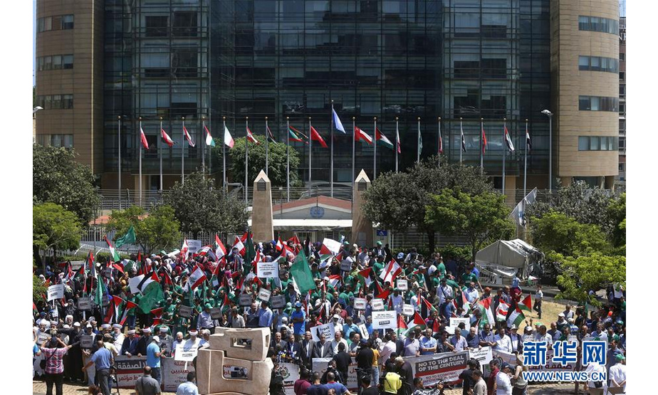 6月25日，人们在位于黎巴嫩首都贝鲁特的联合国西亚经济社会委员会总部前举行示威游行。  新华社发（比拉尔·贾维希摄）