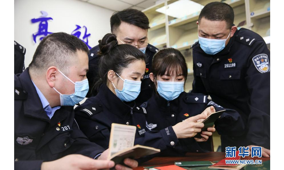3月5日，执勤三队民警利用执行边检任务前的时间进行业务学习。新华社记者 朱峥 摄