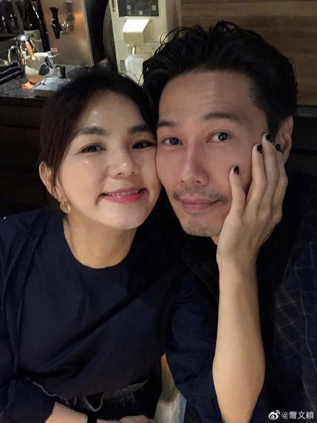 ella与老公庆祝结婚七周年摸脸自拍撒狗粮甜蜜如初