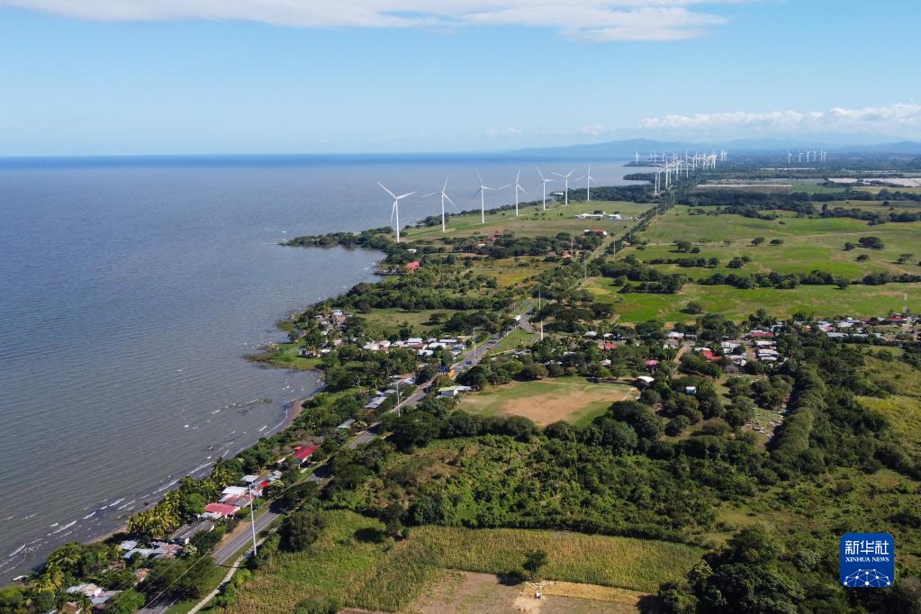 这是12月11日在尼加拉瓜里瓦斯附近拍摄的尼加拉瓜湖及沿湖的风电设施（无人机照片）。

　　新华社记者 辛悦卫 摄