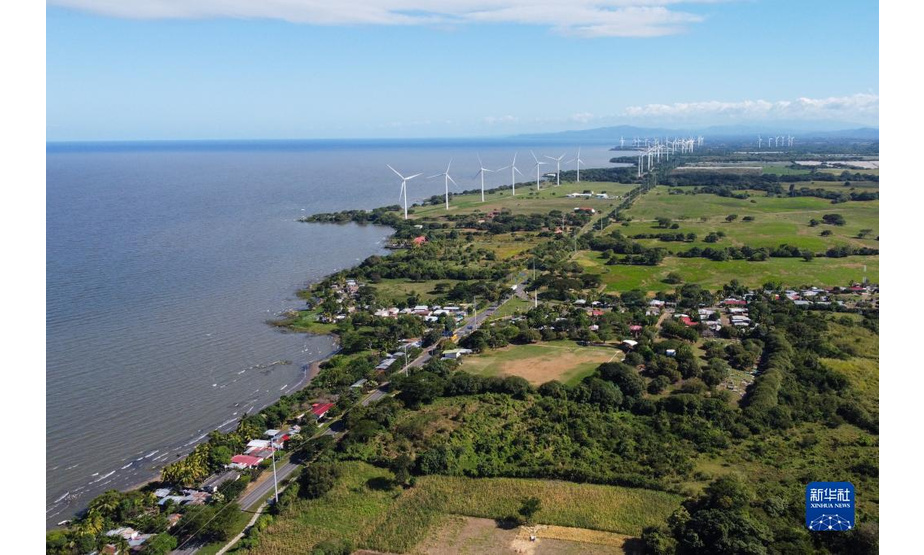 这是12月11日在尼加拉瓜里瓦斯附近拍摄的尼加拉瓜湖及沿湖的风电设施（无人机照片）。

　　新华社记者 辛悦卫 摄