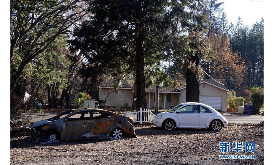 这是12月6日在美国加利福尼亚州比尤特县天堂镇拍摄的被烧毁的汽车（左）。

　　美国加利福尼亚州北部的山火“坎普”发生约一个月后，灾区清理工作仍在进行。受灾最严重的天堂镇核心区域仍未向居民开放。

　　新华社记者 吴晓凌 摄