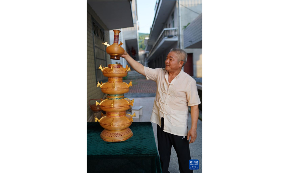 这是李年根制作的竹制宝塔篮（9月1日摄）。