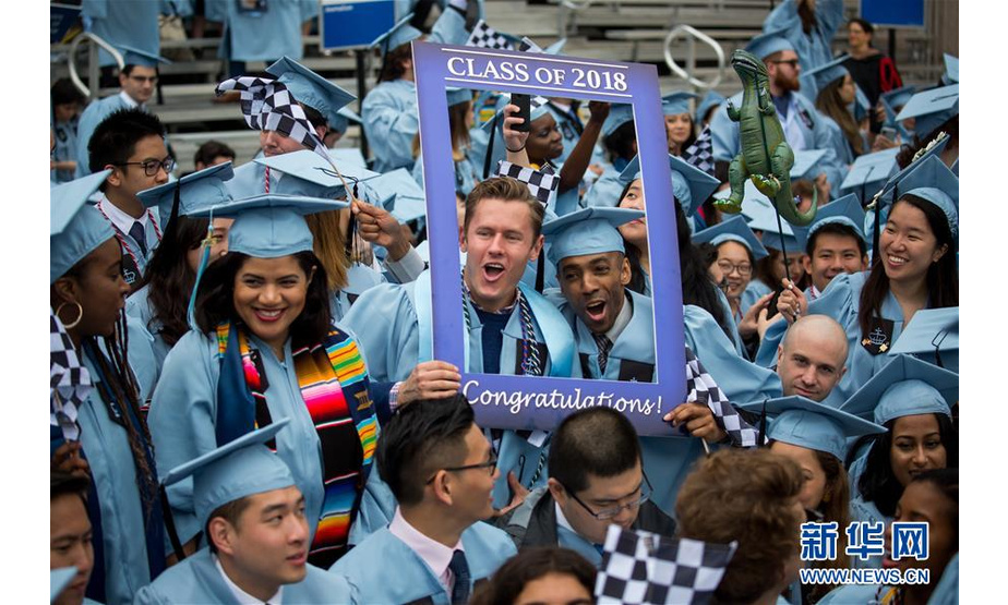 5月16日，在美国纽约，毕业生参加哥伦比亚大学毕业典礼。当日，哥伦比亚大学举行2018年毕业典礼，学生、教职人员和毕业生家属等逾3.5万人参加。2018年哥伦比亚大学的毕业生超过1.5万名。新华社发（郭克摄）