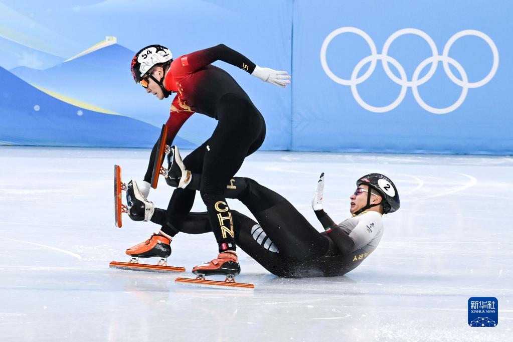 2月7日，中国选手任子威（前）与匈牙利选手刘少林在比赛中冲线后。

　　当日，在首都体育馆举行的北京2022年冬奥会短道速滑项目男子1000米决赛中，中国选手任子威夺得冠军。

　　新华社记者 李尕 摄