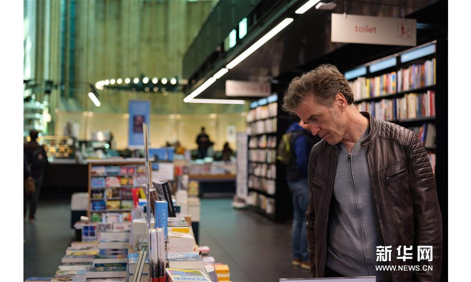 4月16日，在荷兰马斯特里赫特多米尼加书店，一名读者在选购图书。 新华社记者 张铖 摄