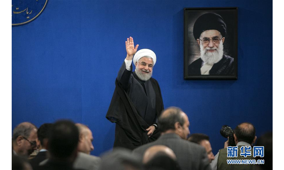 　10月14日，在伊朗德黑兰，伊朗总统鲁哈尼出席新闻发布会后挥手离场。 伊朗总统鲁哈尼14日在总统府举行记者会时表示，伊朗和美国是否重启谈判在于是否符合伊朗利益，与谁担任美国总统无关。 新华社发（艾哈迈德摄）