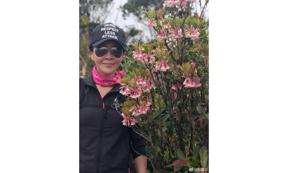 新浪娱乐讯 2月21日，刘嘉玲晒出一组登山的照片，刘嘉玲围着红丝巾，戴着眼镜和帽子，气色超好。
