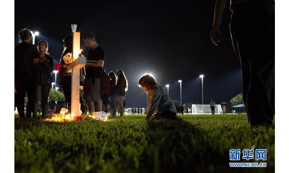 据《华盛顿邮报》12月27日报道，2018年美国校园枪击案数量和伤亡人数均创下近20年最高纪录，另外，超过400万少年儿童在2017至2018学年经历了校园封锁，很多人受到身心创伤。 这是2月15日，在美国佛罗里达州帕克兰，人们悼念道格拉斯中学校园枪击案遇难者。2月14日，道格拉斯中学发生校园枪击案，造成17人死亡、15人受伤。 新华社发（莫妮卡摄）