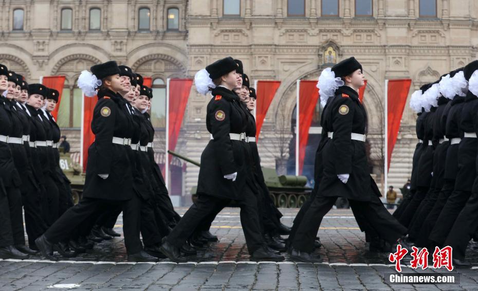 当地时间11月7日，莫斯科红场举行阅兵式，纪念1941年红场阅兵式。1941年，德军兵临莫斯科城下。为了鼓舞苏联官兵士气，苏联高层决定于当年11月7日在红场举行阅兵式。部队接受检阅完后直接开赴战场。1941年阅兵式被称为战争史上的奇迹，极大鼓舞了苏联军民抗击法西斯的士气。中新社记者 王修君 摄