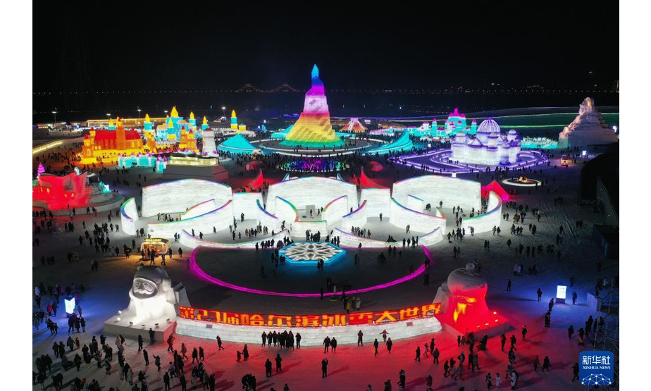 2021年12月25日，游客在哈尔滨冰雪大世界园区游玩（无人机照片）。

新华社记者 谢剑飞 摄
