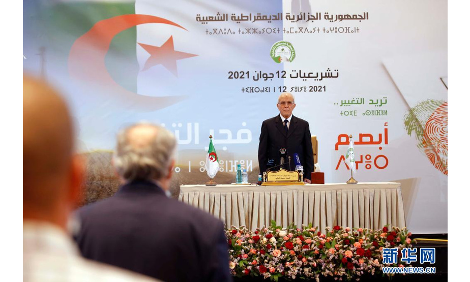 6月15日，阿尔及利亚独立选举监督委员会主席穆罕默德·舒尔菲在阿尔及尔公布国民议会选举结果。

　　阿尔及利亚全国独立选举委员会主席穆罕默德·舒尔菲15日宣布，前议会最大党民族解放阵线党在12日举行的国民议会选举中获得105个席位，再次成为议会最大党。

　　新华社发