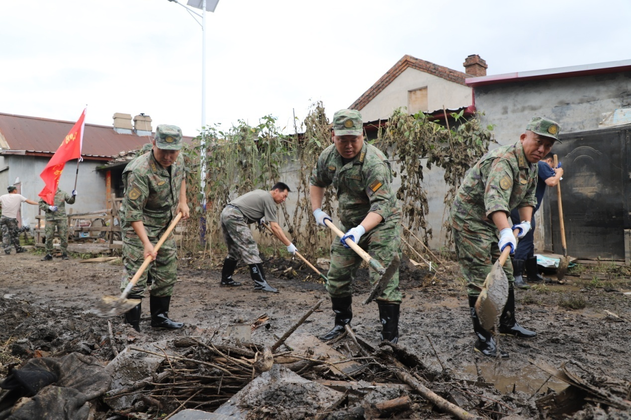 黑龙江省牡丹江军分区官兵民兵持续奋战在灾后重建一线