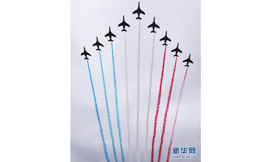 这是7月14日在法国巴黎举行的国庆阅兵仪式上拍摄的“法兰西巡逻兵”飞行表演队。 当日，法国在首都巴黎举行国庆阅兵仪式。 新华社记者 高静 摄