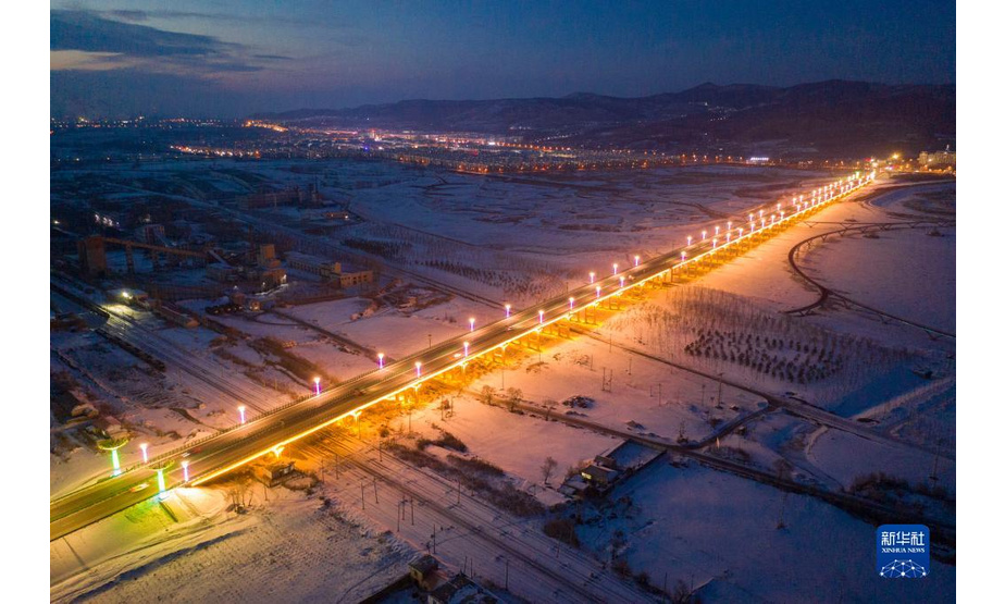 1月12日拍摄的七台河市桃山区冠军桥（无人机照片）。