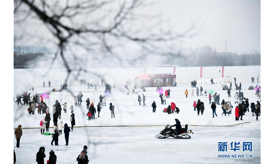 1月1日，市民游客在冰封的松花江上游玩。

　　当日是2019年新年第一天，市民和游客在哈尔滨享受赏冰玩雪带来的快乐。

　　新华社记者王建威摄