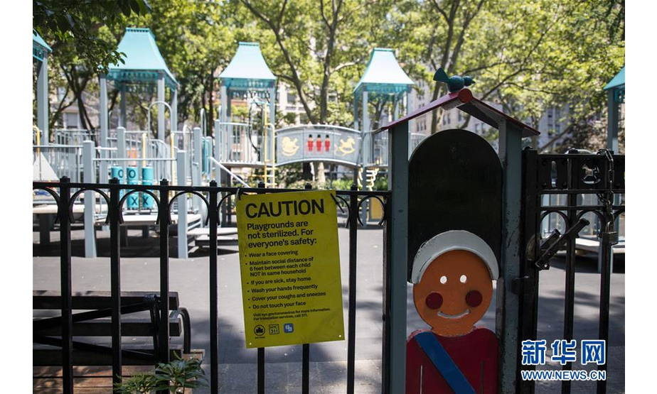 7月6日，美国纽约一处儿童游乐园的入口贴着防疫提示。新华社记者 王迎 摄