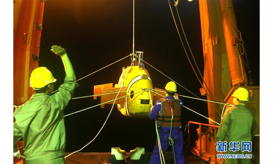 4月20日，“大洋一号”上的工作人员将“潜龙三号”放至海面。新华社记者 刘诗平 摄