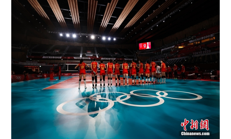 7月31日，在东京奥运会女子排球小组赛中，中国队以3：0战胜意大利队。图为中国队等待出场。 中新社记者 韩海丹 摄