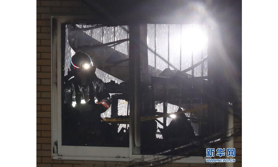 　　7月18日，在日本京都，救援人员在火灾现场进行搜救。新华社/共同社

