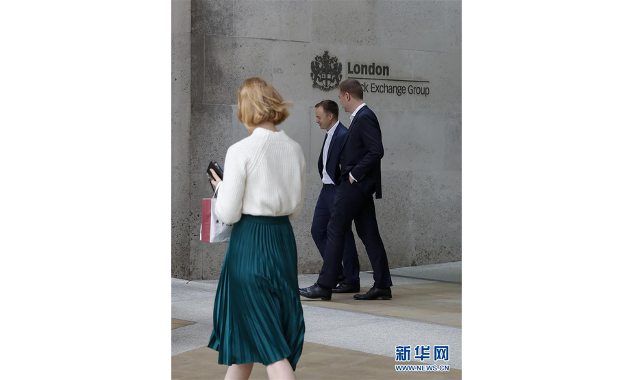 8月16日，在英国伦敦，人们从伦敦证券交易所门前经过。新华社记者 韩岩 摄