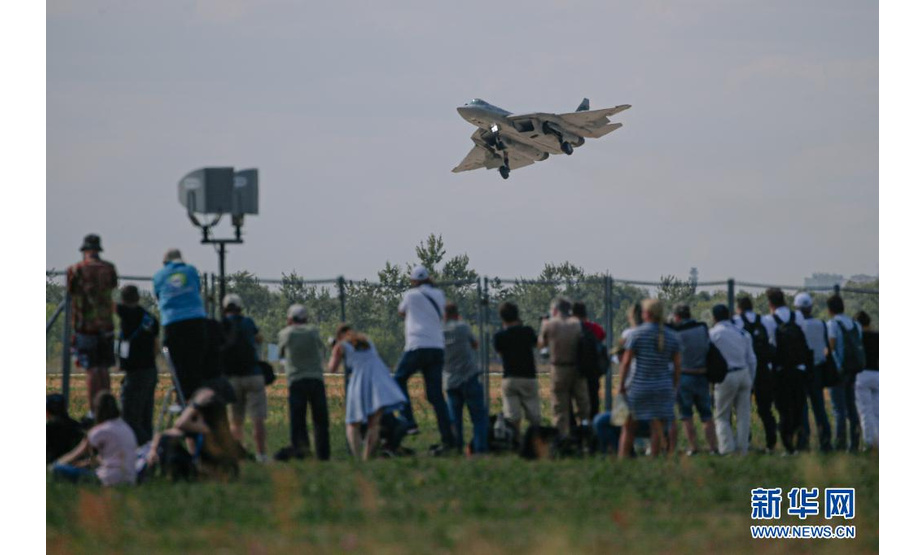 7月20日，苏-57战斗机在俄罗斯首都莫斯科附近的茹科夫斯基市举办的莫斯科航展上进行飞行表演。

　　第15届莫斯科国际航空航天展览会20日在俄罗斯首都莫斯科附近的茹科夫斯基市拉开帷幕。

　　新华社发（叶甫盖尼·西尼岑摄）