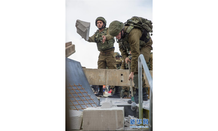 1月17日，在以色列中西部城市城市佩塔提克瓦，以色列国防军士兵参加反恐应急演练。当日，以色列在中部城市佩塔提克瓦举行反恐应急演练，演练模拟恐怖分子在体育场内实施自杀式爆炸袭击。以色列国防军、特警、消防、急救等多个部门约180人参加了演练。新华社记者郭昱摄