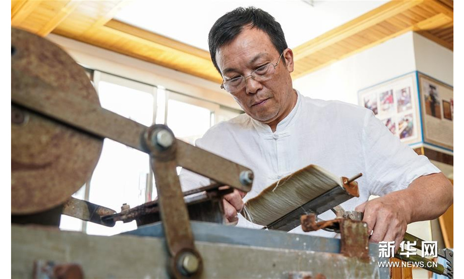 8月8日，周鹏程在自己的笔庄内制作毛笔。新华社记者 李博 摄