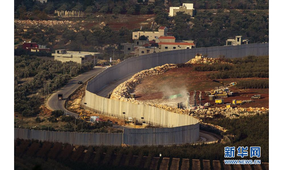 12月4日，以色列工程车辆在靠近黎巴嫩边境处作业。以色列国防军新闻发言人4日表示，以军方已经发起“北盾行动”，旨在摧毁黎巴嫩真主党修建的跨境地道。新华社/基尼图片社