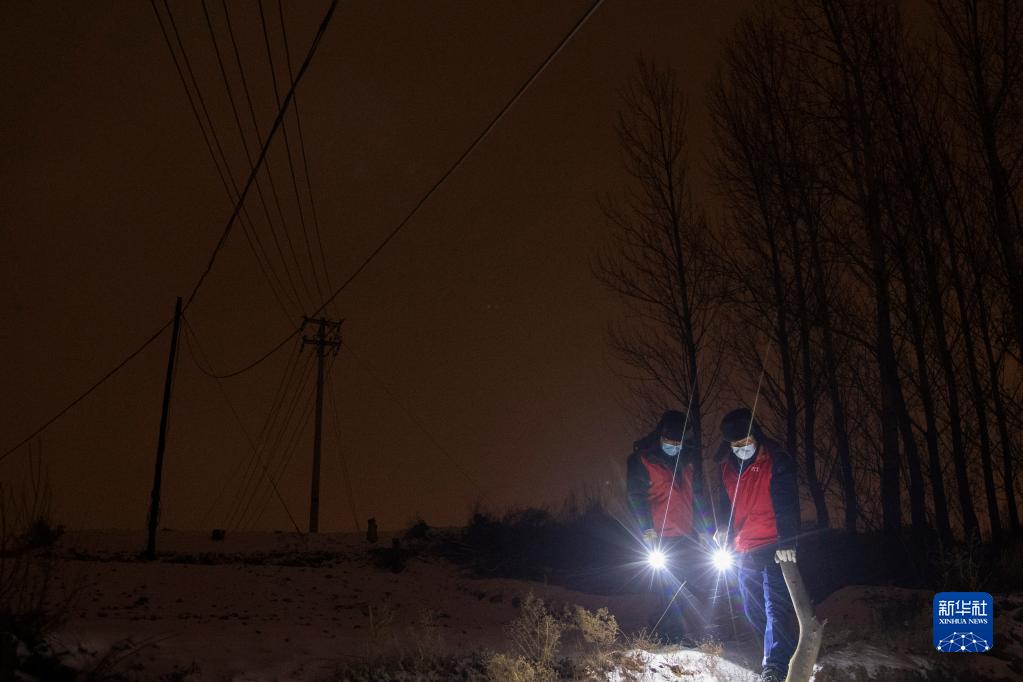 11月21日晚，国网鸡西供电公司的工人在雪中巡查线路。

　　黑龙江省鸡西市气象局于11月22日03时50分将暴雪橙色预警信号升级为暴雪红色预警信号。为保障当地物资运输畅通、居民出行便利，鸡西市相关部门迅速组织除雪力量，一夜无眠的“逆行者”在暴雪中用自己的辛苦付出，保障城市有序运转和居民正常生活。

　　新华社记者 张涛 摄