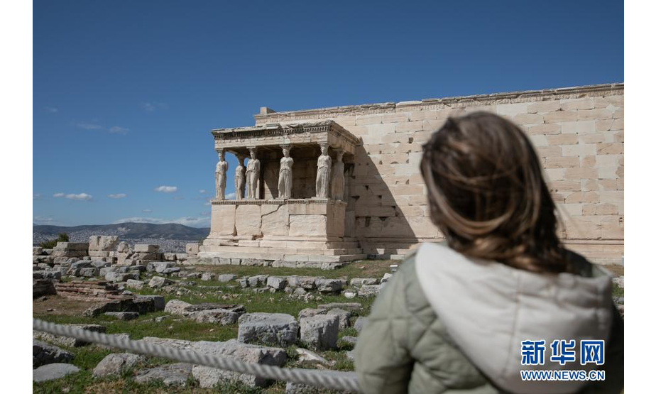 3月22日，一名游客游览希腊雅典卫城。希腊露天考古遗迹22日起恢复开放。游客需遵守保持社交距离和佩戴口罩等防疫规定。新华社发（莱夫特里斯·帕察里斯摄）