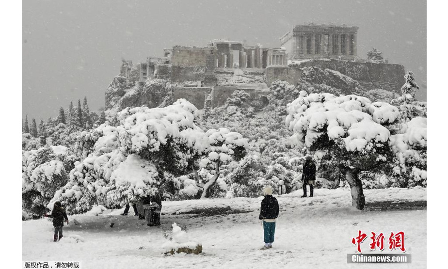 当地时间2月16日，希腊雅典迎来罕见大雪天气，古老的卫城被积雪覆盖。
