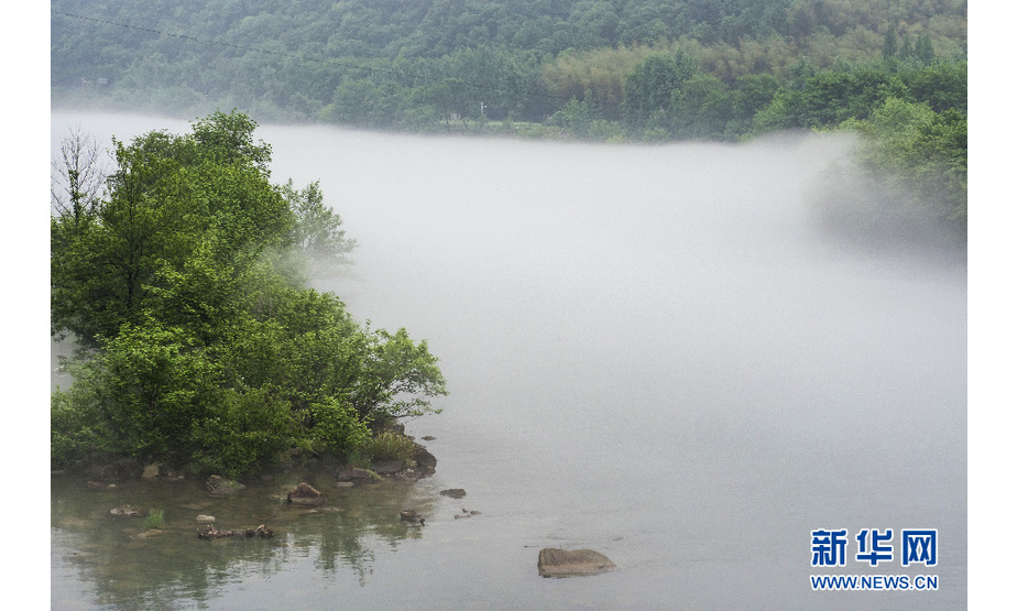  4月23日，东淠河上现平流雾景观。新华网发（徐程 摄）