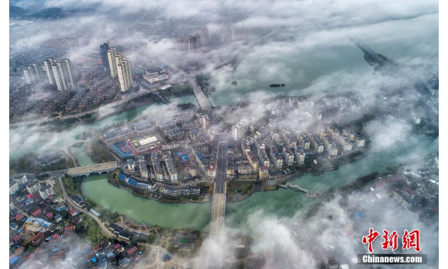 航拍下的武宁县城在浓雾中若隐若现，美如仙境。罗鑫钢 摄