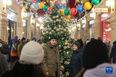 12月11日，在俄罗斯首都莫斯科的古姆百货商场，人们在新年枞树旁留影。<br/><br/>　　新华社记者白雪骐摄