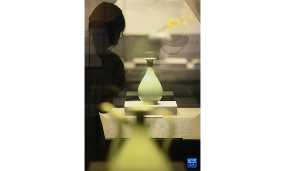 9月14日，观众在观看浙江泰顺县文博馆馆藏的国家一级文物元龙泉青瓷玉壶春瓶。