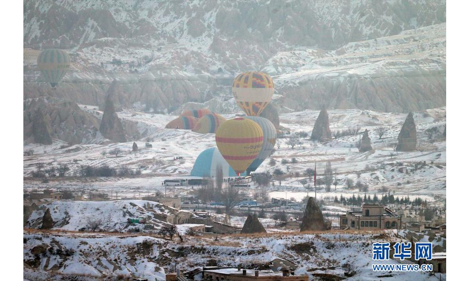 这是2月20日在土耳其卡帕多基亚拍摄的热气球。新华社发（穆斯塔法·卡亚摄）