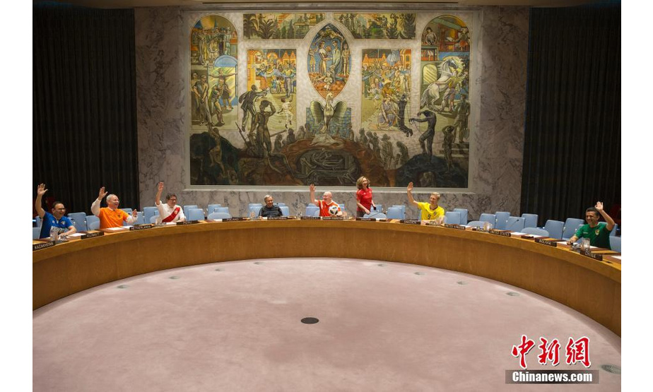 为庆祝俄罗斯世界杯开幕，联合国秘书长古特雷斯（左四）和安理会成员代表身着世界杯球服在纽约联合国总部安理会会议厅合影。 中新社记者 廖攀 摄