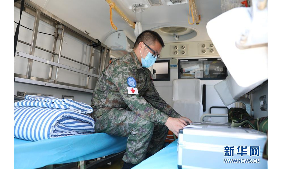 8月5日，在位于黎巴嫩南部的中国赴黎维和医疗分队所在营地，医护人员清点救护车上的物资，为向贝鲁特提供医疗救助做准备。 黎巴嫩首都贝鲁特港口区4日傍晚发生爆炸不久后，中国第18批赴黎巴嫩维和医疗分队接到联合国驻黎巴嫩临时部队（联黎部队）司令部通知，将抽调其医疗力量为贝鲁特提供医疗救助。 新华社发（黄世峰摄）