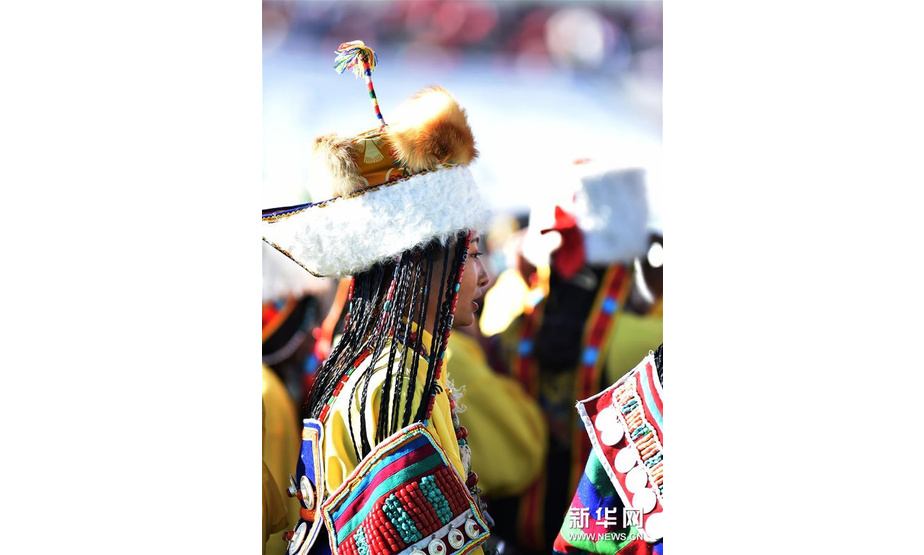在西藏那曲市赛马节上拍摄的戴“天线帽”的西藏安多妇女（8月10日摄）。 西藏藏北安多县牧民有戴“天线帽”的传统，“天线帽”传统上由羊羔皮、狐狸皮等缝制，现多为羊羔皮及人造皮缝制。不论男女所戴的“天线帽”顶上都有一根类似天线的条状彩线编织物竖起。 新华社记者 觉果 摄