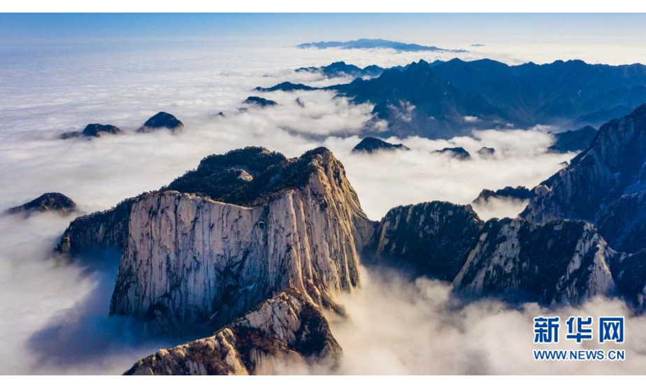 3月9日拍摄的华山云海景观（无人机照片）。

　　当日，西岳华山雨后初晴，山峦间云雾缭绕，美不胜收。

　　新华社记者陶明摄