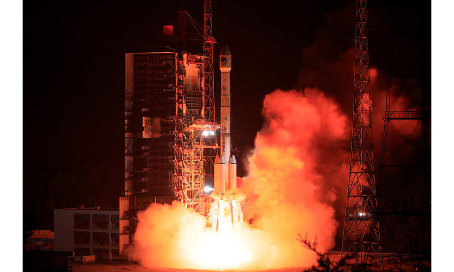 北京时间6月25日02时09分，中国在西昌卫星发射中心用长征三号乙运载火箭，成功发射第46颗北斗导航卫星。远望3号船在南太平洋预定海域圆满完成卫星发射的海上测控任务。新华社发