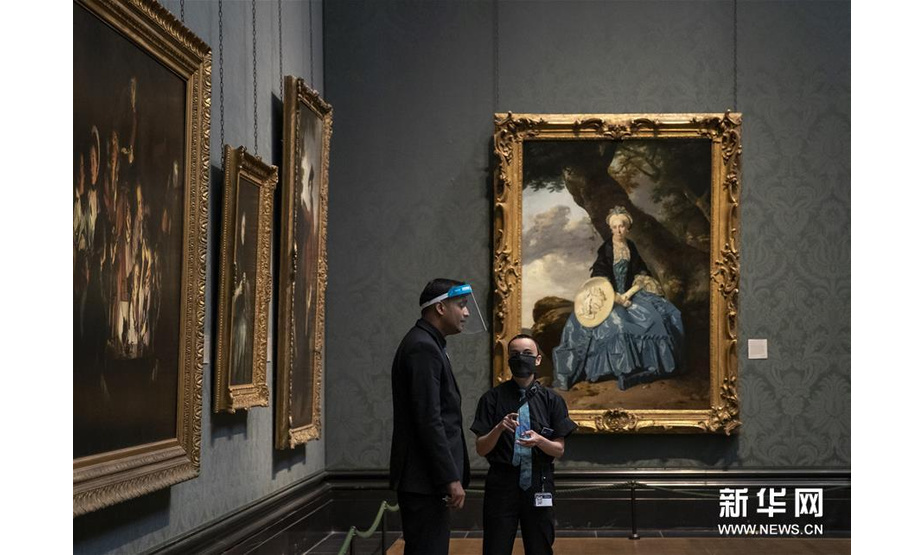 7月4日，工作人员在英国国家美术馆内交谈。新华社记者 韩岩 摄