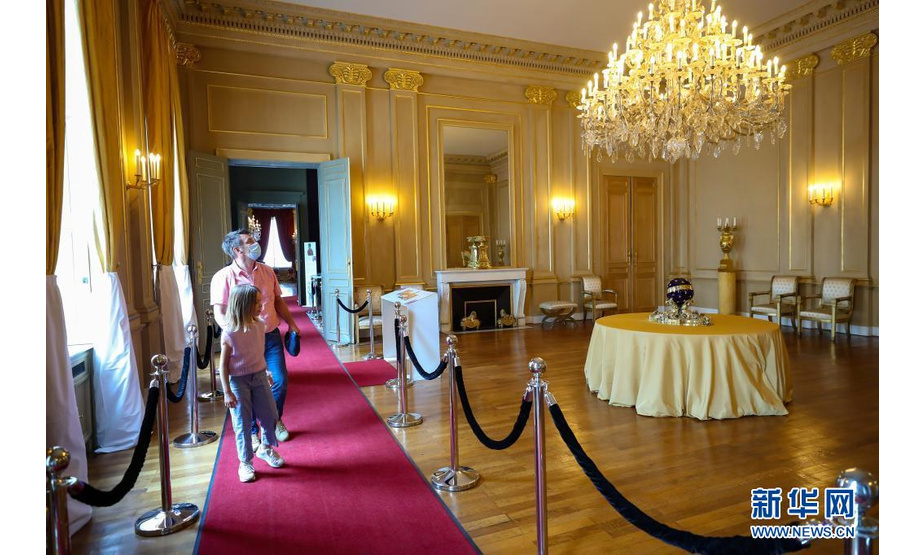 7月27日，游客在位于比利时布鲁塞尔的王宫参观。新华社记者 张铖 摄