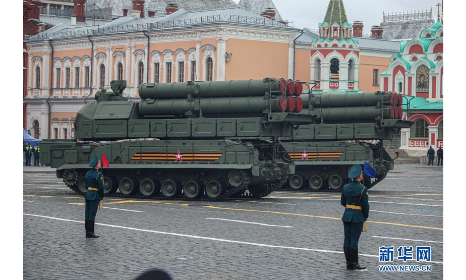 5月9日，在俄罗斯莫斯科举行的胜利日阅兵式上，山毛榉-M3防空导弹系统驶过红场。新华社发（叶甫盖尼·西尼岑摄）